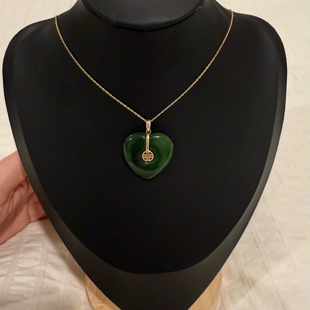 Zales 14kt Gold Necklace with Green Jade Heart Pendant